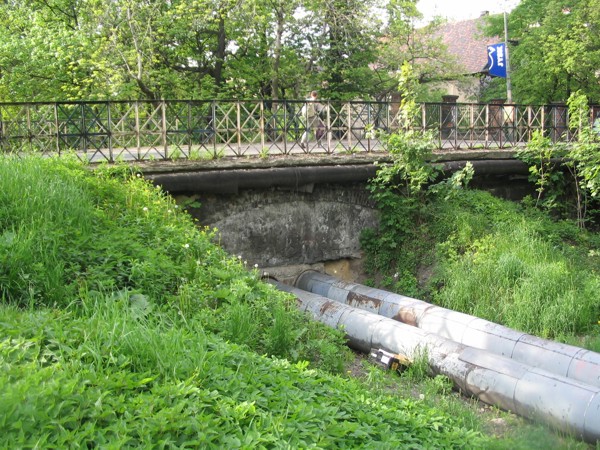 Fragment mostu nad kanałem